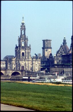 Bild: Blick über die Elbe mit dem Schiff 'Meissen' auf die Katholische Hofkirche und das Schloss