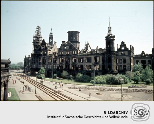 Blick auf die Ostfassade der Ruine des Dresdner Schlosses, im Vordergrund Straßenbauarbeiten an der Sophienstraße