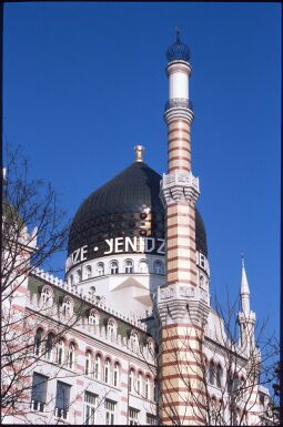 Bild: Blick zur Kuppel der ehemaligen Zigarettenfabrik Yenidze Dresden