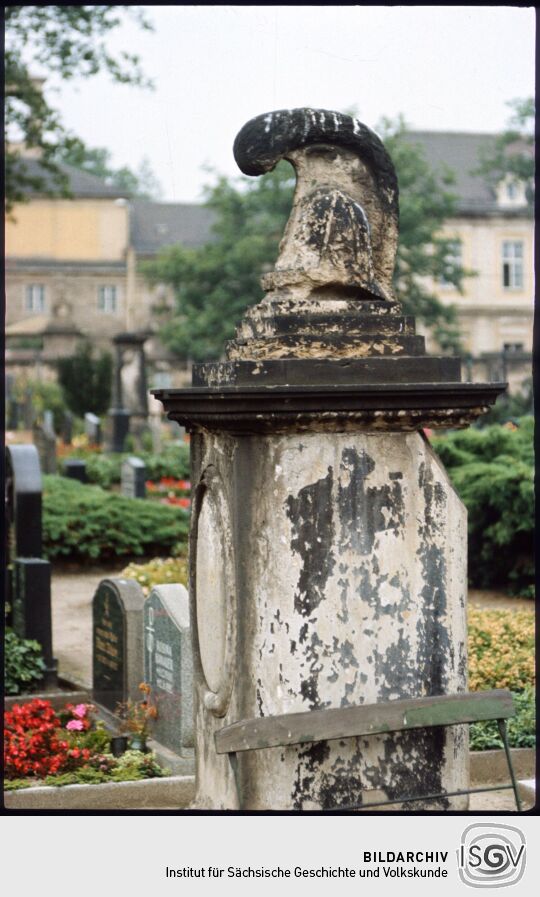 Grabmal in Form eines Raupenhelms auf dem Alten Katholischen Friedhof in der Dresdner Friedrichstadt