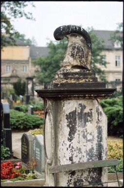 Bild: Grabmal in Form eines Raupenhelms auf dem Alten Katholischen Friedhof in der Dresdner Friedrichstadt
