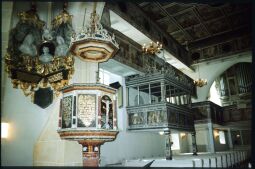 Bild: Epitaph, Kanzel und Patronatsloge in der Kirche Leubnitz-Neuostra