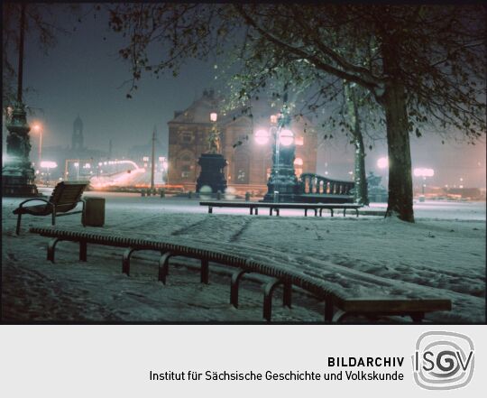 Blick auf den verschneiten Neustädter Markt mit Blockhaus und Goldenem Reiter
