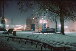 Bild: Blick auf den verschneiten Neustädter Markt mit Blockhaus und Goldenem Reiter
