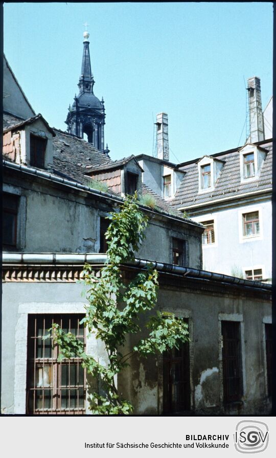 Blick aus dem Wallgässchen in der Dresdner Neustadt zum Turm der Dreikönigskirche