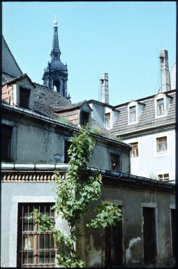 Bild: Blick aus dem Wallgässchen in der Dresdner Neustadt zum Turm der Dreikönigskirche