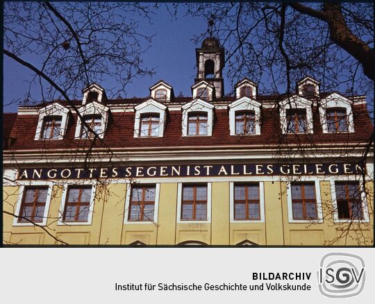 Blick zum Dach des Kügelgenhauses in der Dresdner Neustadt mit der Inschrift 'An Gottes Segen ist Alles gelegen'