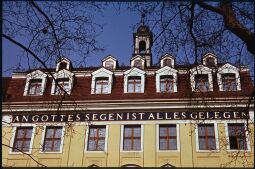 Bild: Blick zum Dach des Kügelgenhauses in der Dresdner Neustadt mit der Inschrift 'An Gottes Segen ist Alles gelegen'