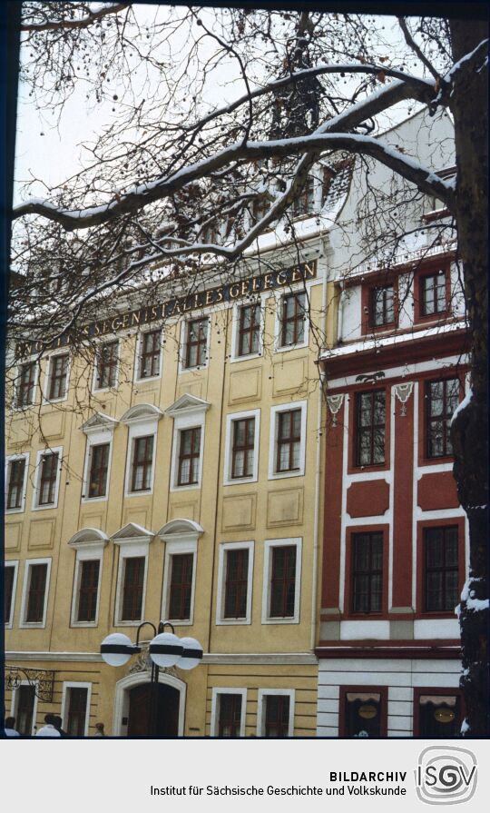 Blick zum verschneiten Kügelgenhaus in der Dresdner Neustadt