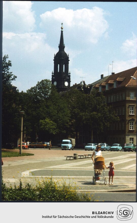 Blick vom Karl-Marx-Platz (seit 1991 Palaisplatz) zur Dreikönigskirche in der Dresdner Neustadt