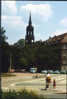 Bild: Blick vom Karl-Marx-Platz (seit 1991 Palaisplatz) zur Dreikönigskirche in der Dresdner Neustadt