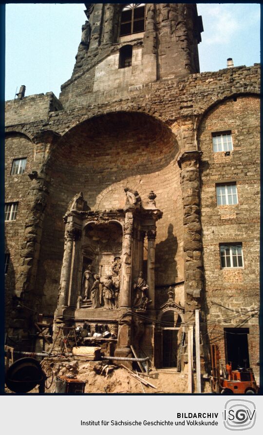 Altar der zerstörten Dreikönigksirche in der Dresdner Neustadt unter dem Turm