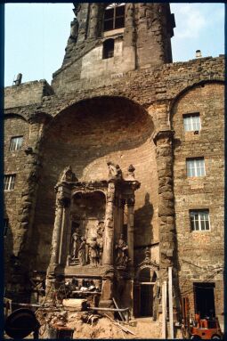 Bild: Altar der zerstörten Dreikönigksirche in der Dresdner Neustadt unter dem Turm