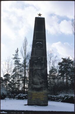 Bild: Obelisk auf dem Sowjetischen Garnisonsfriedhof in der Dresdner Albertstadt