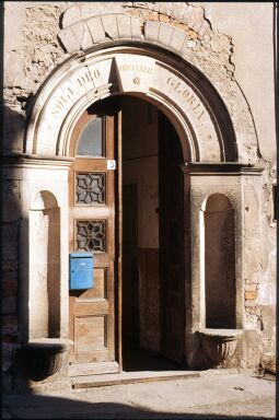 Bild: Sitznischenportal an der ehemaligen Kapelle von Schloss und Stiftsgut Lungkwitz