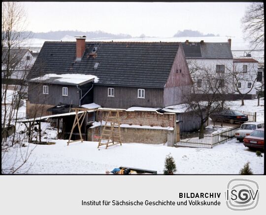 Gebäude an der verschneiten Röderstraße in Kleinröhrsdorf