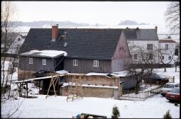 Bild: Gebäude an der verschneiten Röderstraße in Kleinröhrsdorf