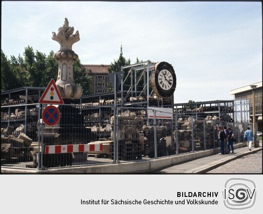 Lager von Fragmenten aus der Ruine der Frauenkirche für den Wiederaufbau (unter anderem eine Vase, Kapitelle, Ziffernblatt)