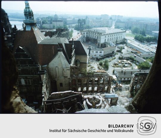 Blick vom Hausmannsturm auf die Ruine des Dresdner Schloseses, das Georgentor zum Johanneum