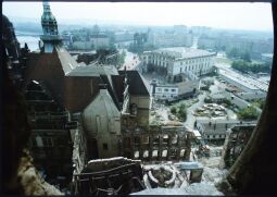 Bild: Blick vom Hausmannsturm auf die Ruine des Dresdner Schloseses, das Georgentor zum Johanneum