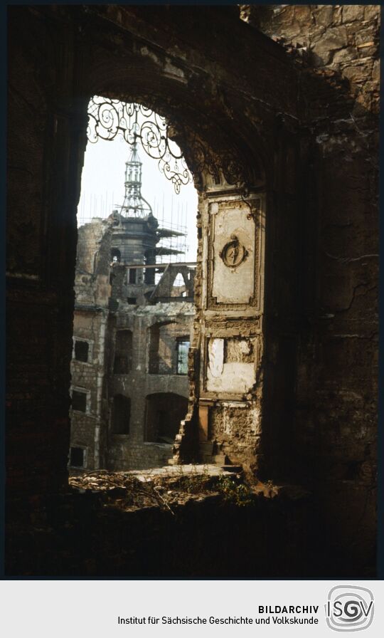 Blick aus dem Nordflügel  der Ruine des Dresdner Schlosses zur Südwestecke des Großen Schlosshofes