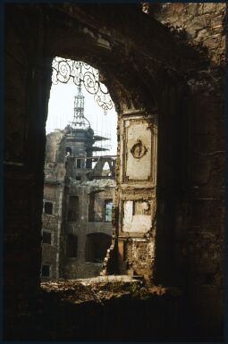 Bild: Blick aus dem Nordflügel  der Ruine des Dresdner Schlosses zur Südwestecke des Großen Schlosshofes