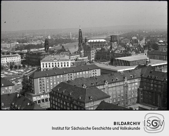 Blick vom Dresdner Rathausturm auf die Altstadt mit dem Schloss, Ständehaus, Katholischer Hofkirche und Kulturpalast