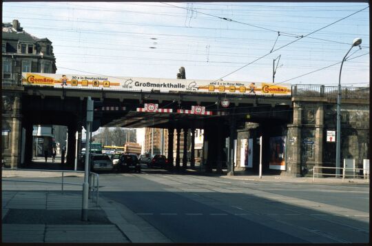 Bahnüberführung an der Schweriner Straße in Dresden mit Werbung für ein Möbelhaus