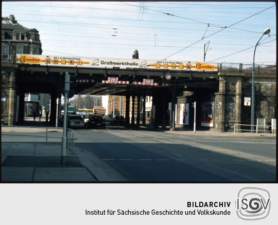 Bahnüberführung an der Schweriner Straße in Dresden mit Werbung für ein Möbelhaus
