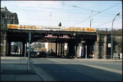 Bild: Bahnüberführung an der Schweriner Straße in Dresden mit Werbung für ein Möbelhaus