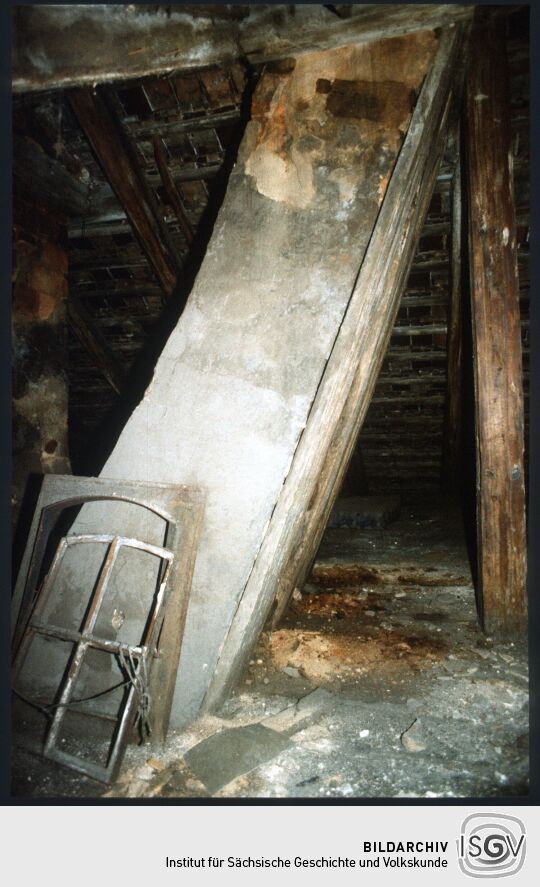 Eingezogener Schornstein im Dachgeschoss eines Gebäudes in der Schäferstraße in der Dresdner Friedrichstadt