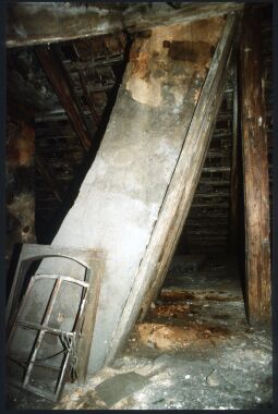 Bild: Eingezogener Schornstein im Dachgeschoss eines Gebäudes in der Schäferstraße in der Dresdner Friedrichstadt