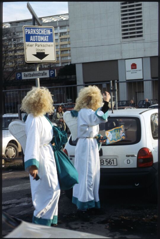 Zwei als Personen im Engelskostüm auf dem Parkplatz Reitbahnstraße Dresden
