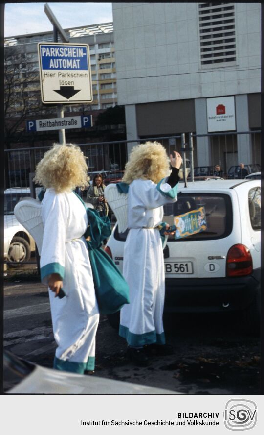 Zwei als Personen im Engelskostüm auf dem Parkplatz Reitbahnstraße Dresden