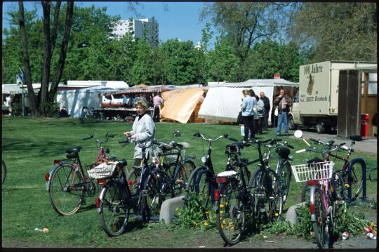 Abgestellte Fahrräder am Wochenmarkt auf der Lingnerallee
