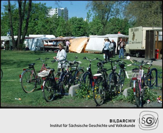 Abgestellte Fahrräder am Wochenmarkt auf der Lingnerallee