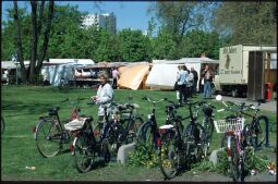 Bild: Abgestellte Fahrräder am Wochenmarkt auf der Lingnerallee