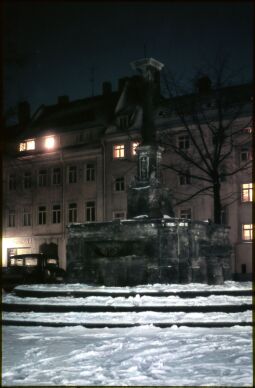 Bild: Rebeccabrunnen auf dem verschneiten Platz an der Dreikönigskirche