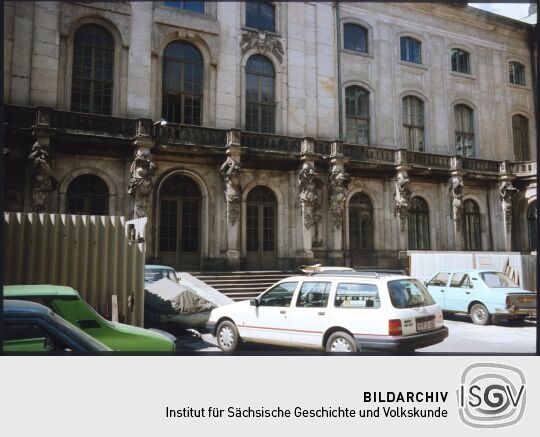 Fahrzeuge im Innenhof des Japanischen Palais in Dresden