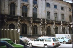Bild: Fahrzeuge im Innenhof des Japanischen Palais in Dresden