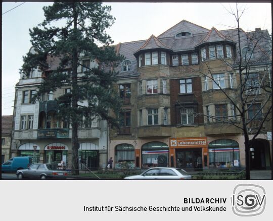 Gebäude mit Geschäften (unter anderem ein Konsum) im Erdgeschoss an der Bautzner Landstraße am Weißen Hirsch