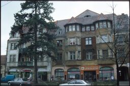 Bild: Gebäude mit Geschäften (unter anderem ein Konsum) im Erdgeschoss an der Bautzner Landstraße am Weißen Hirsch