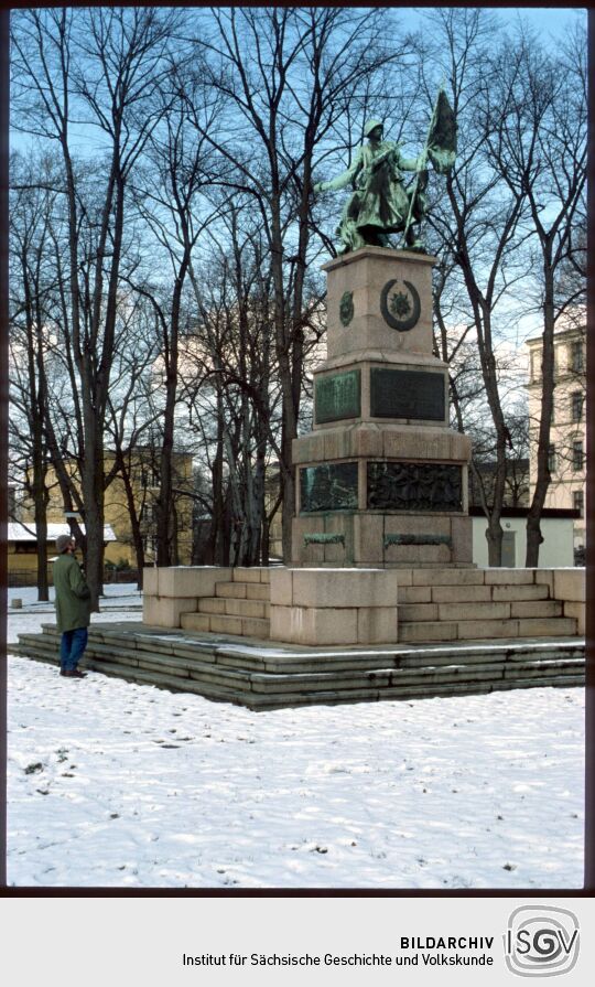 Sowjetisches Ehrenmal am verschneiten Olbrichtsplatz in Dresden