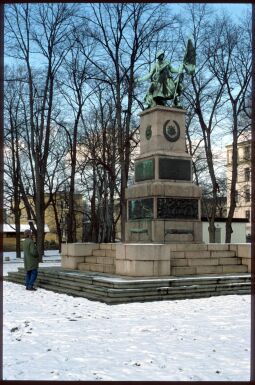 Bild: Sowjetisches Ehrenmal am verschneiten Olbrichtsplatz in Dresden