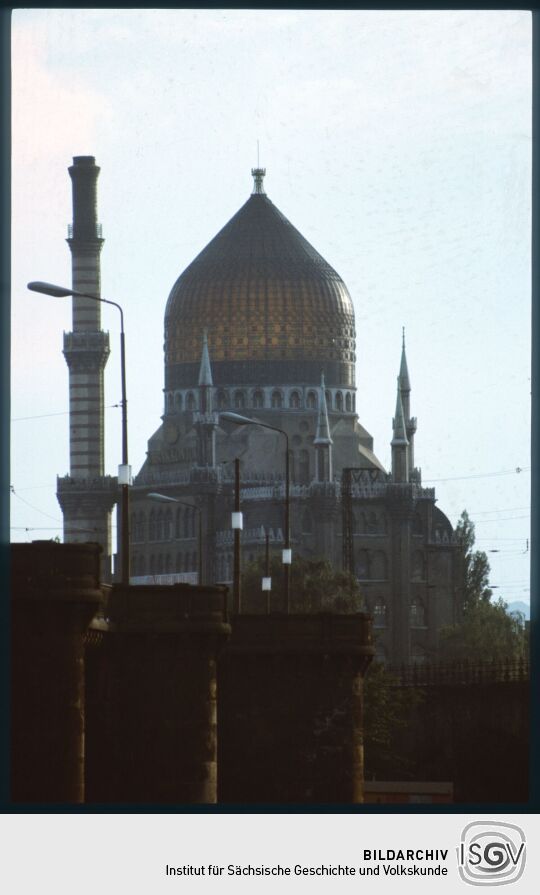 Blick zur Zigarettenfabrik Yenidze in der Dresdner Friedrichstadt mit der Marienbrücke im Vordergrund