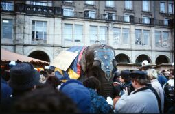 Bild: Elefant auf dem Dresdner Altmarkt, auf einem Schild  wird um Spenden für Zirkustiere gebeten