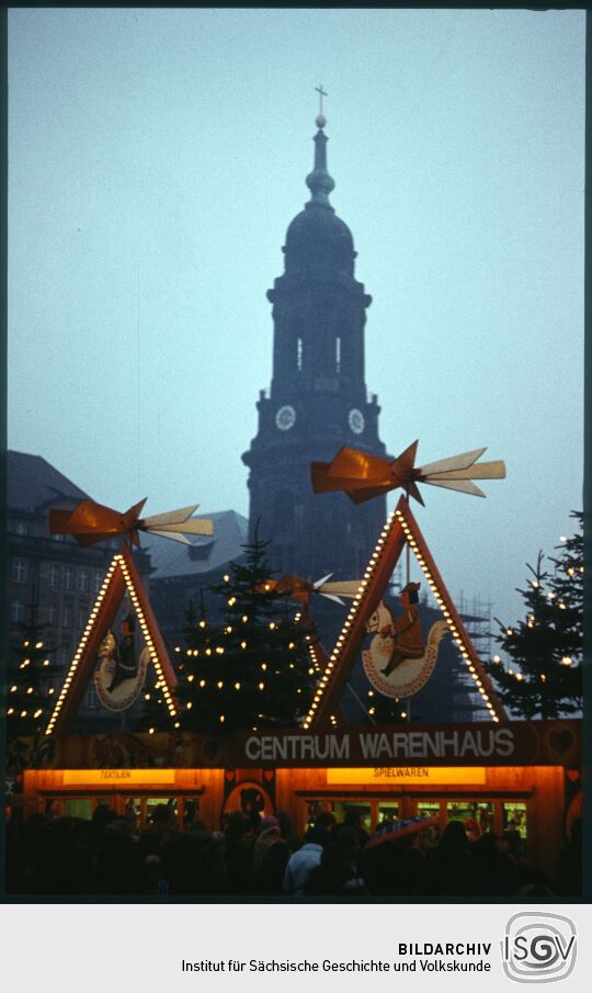 Blick über den Verkaufsstand des Centrum Warenhaus auf dem Striezelmarkt zum Turm der Kreuzkirche