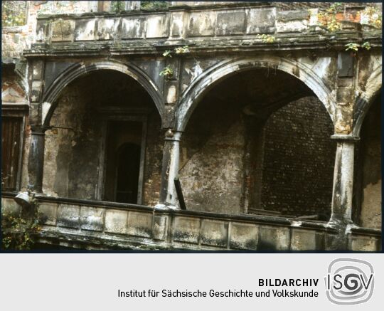 Arkaden im kleinen Schlosshof der Ruine des Deresdner Schlosses
