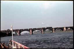 Bild: Blick von der Elbe auf die Brücke in Pirna mit einem Güterzug