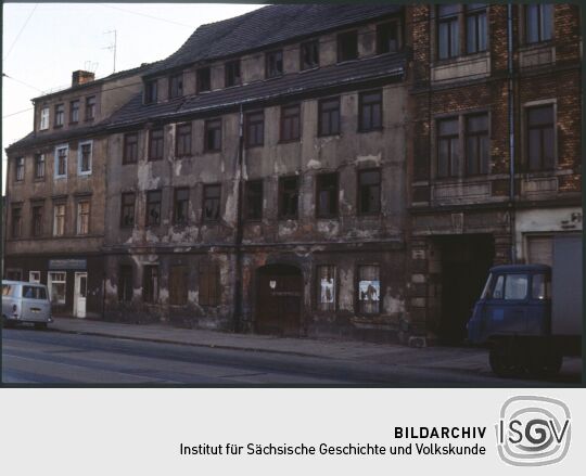 Gebäude in der Friedrichstraße 25 mit eingschlagenen Fenstern in der Dresdner Friedrichstadt